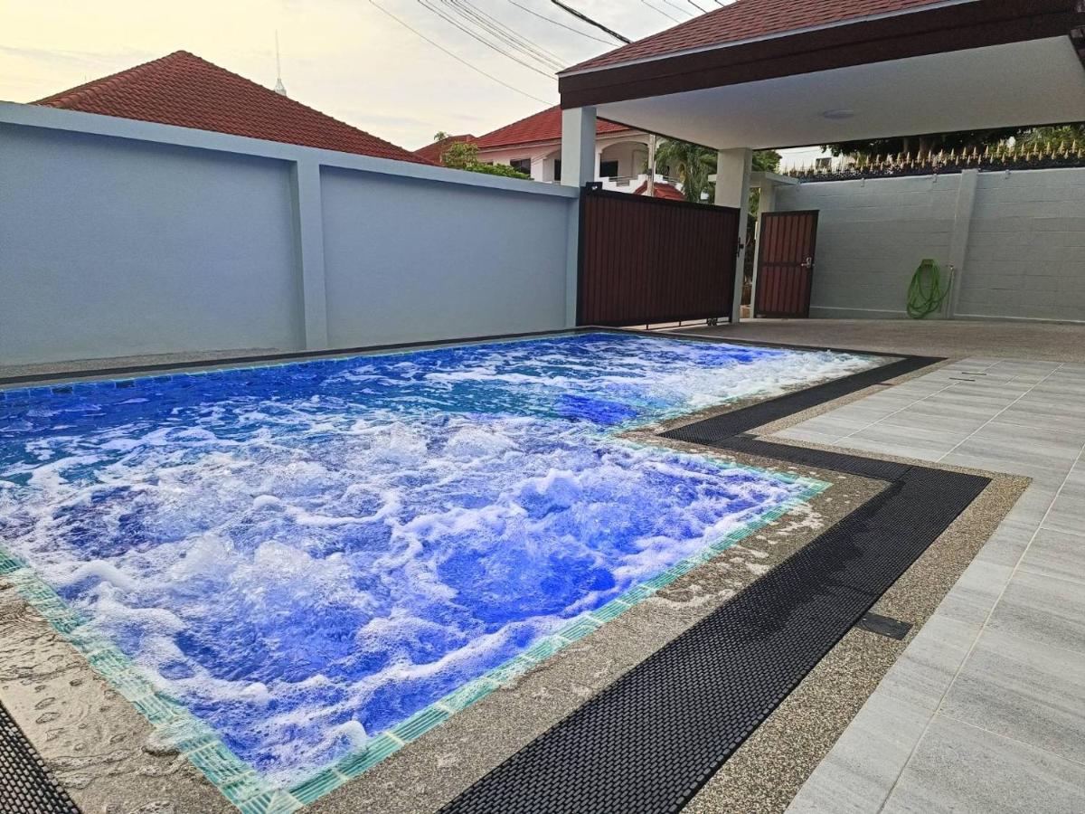 Private Pool Villa With Jacuzzi At Royal Park Village - Walk To The Beach - 6 People - Max 3 Males (Adults Only) Jomtien Beach Zewnętrze zdjęcie
